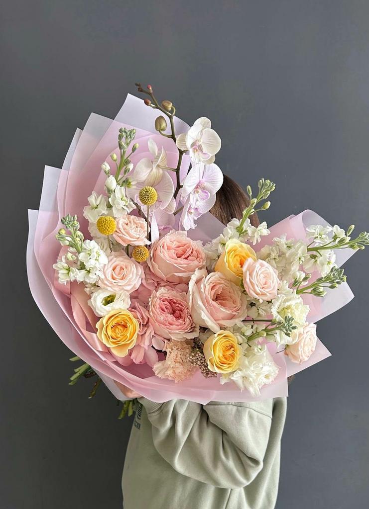 букет с орхидеями и другими цветами