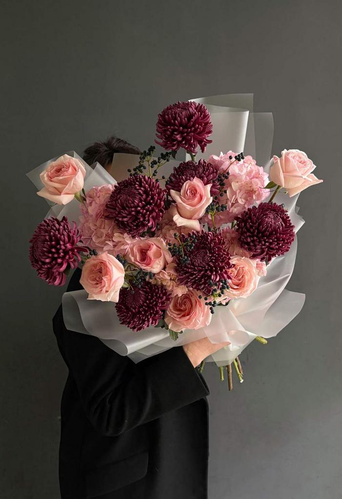 букет из роз, хризантем и ягод