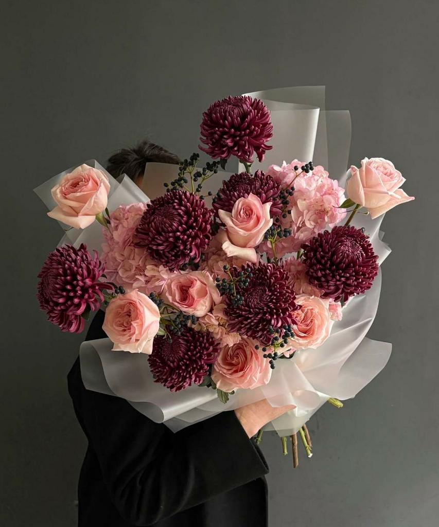 букет из роз, хризантем и ягод