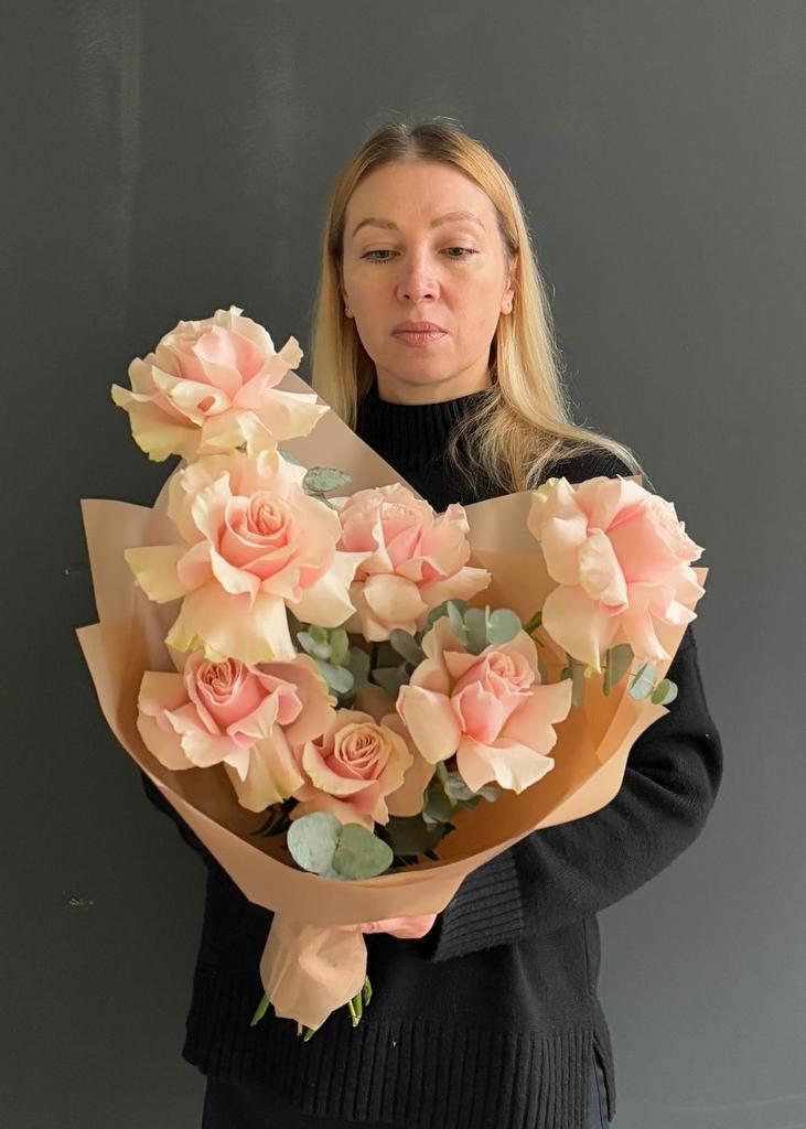 букет вывернутых роз с эвкалиптом