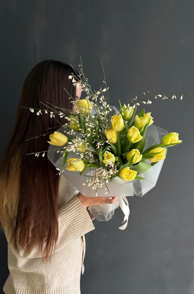 Букет с тюльпанами и веточками генисты