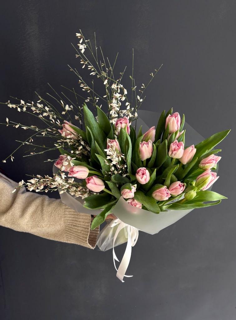 букет с розовыми тюльпанами и веточками генисты