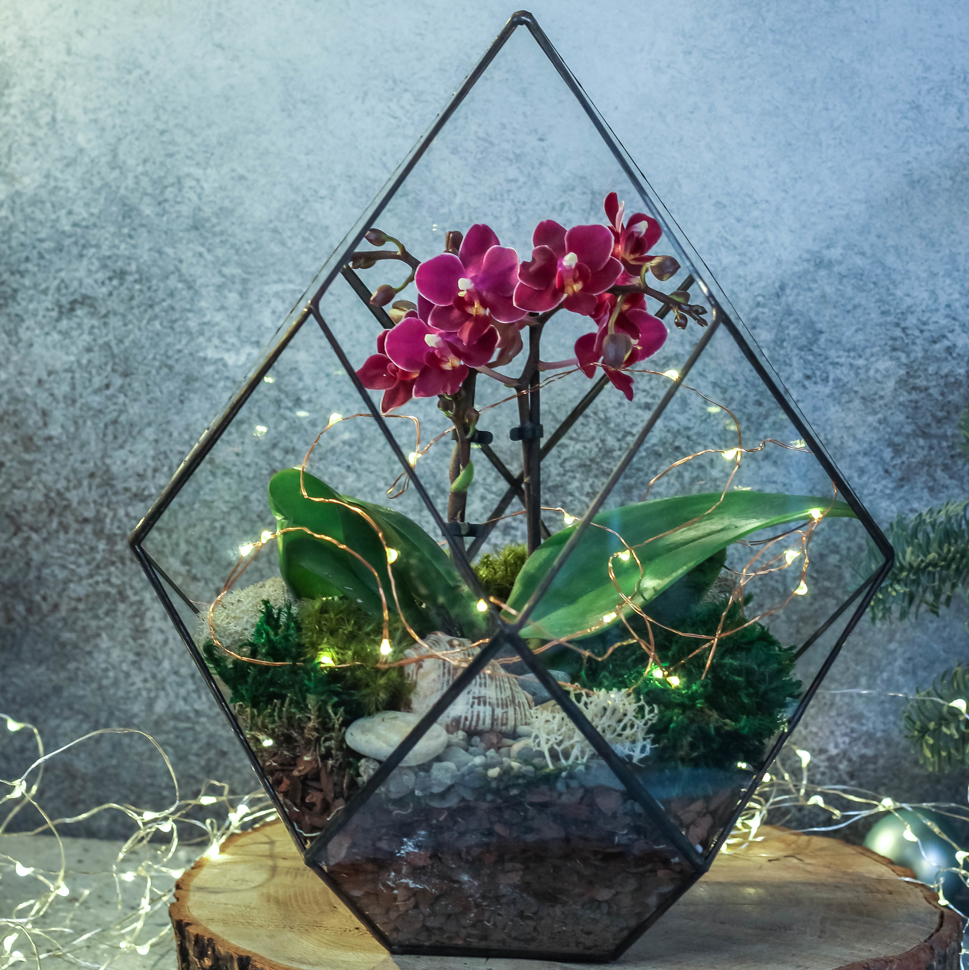 Кристалл M с орхидеей