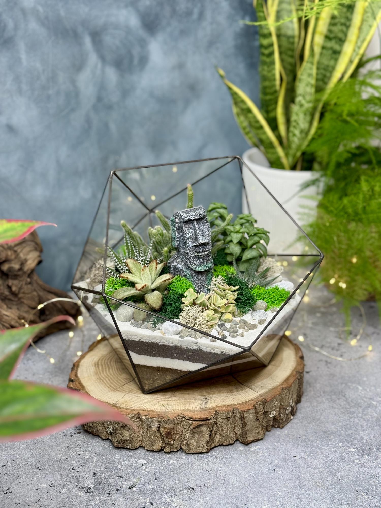 Икосаэдр XL с суккулентами и фигуркой