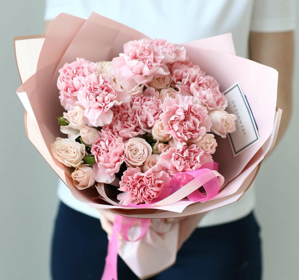 Пионовидные розы "Бомбастик" и диантусы