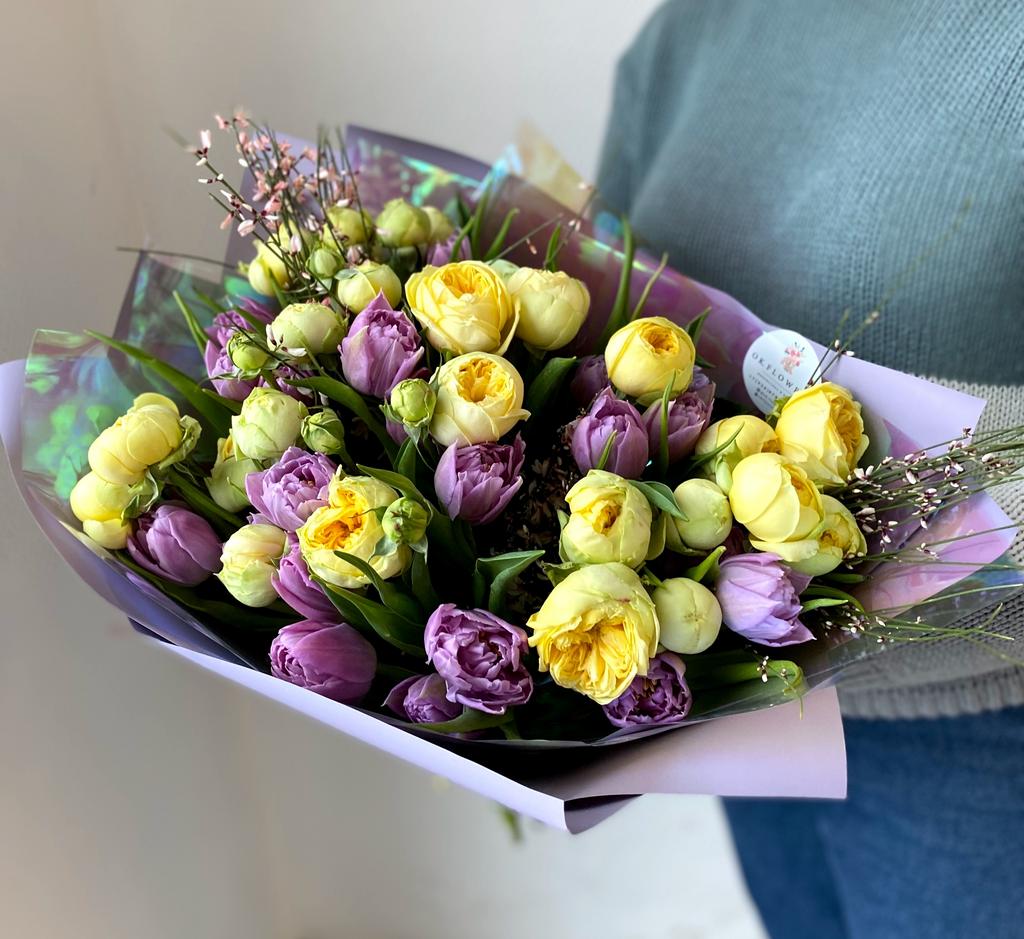 Кустовые розы "Пиони Бабблс" и пионовидные тюльпаны