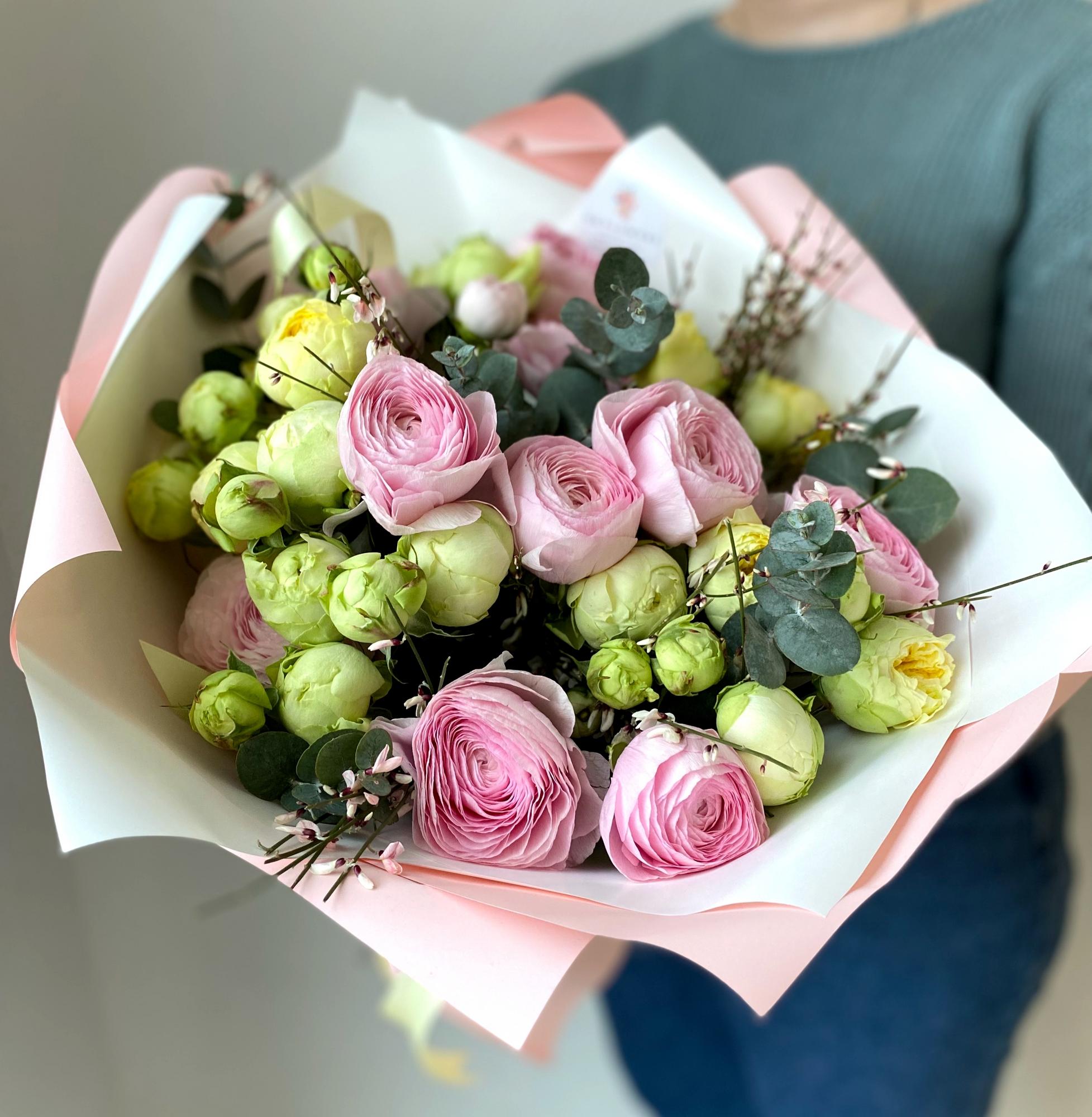 Ранункулюсы и пионовидная роза "Пиони Бабблс"