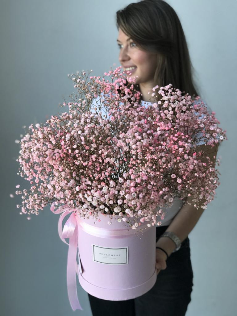 Розовая гипсофила в коробке