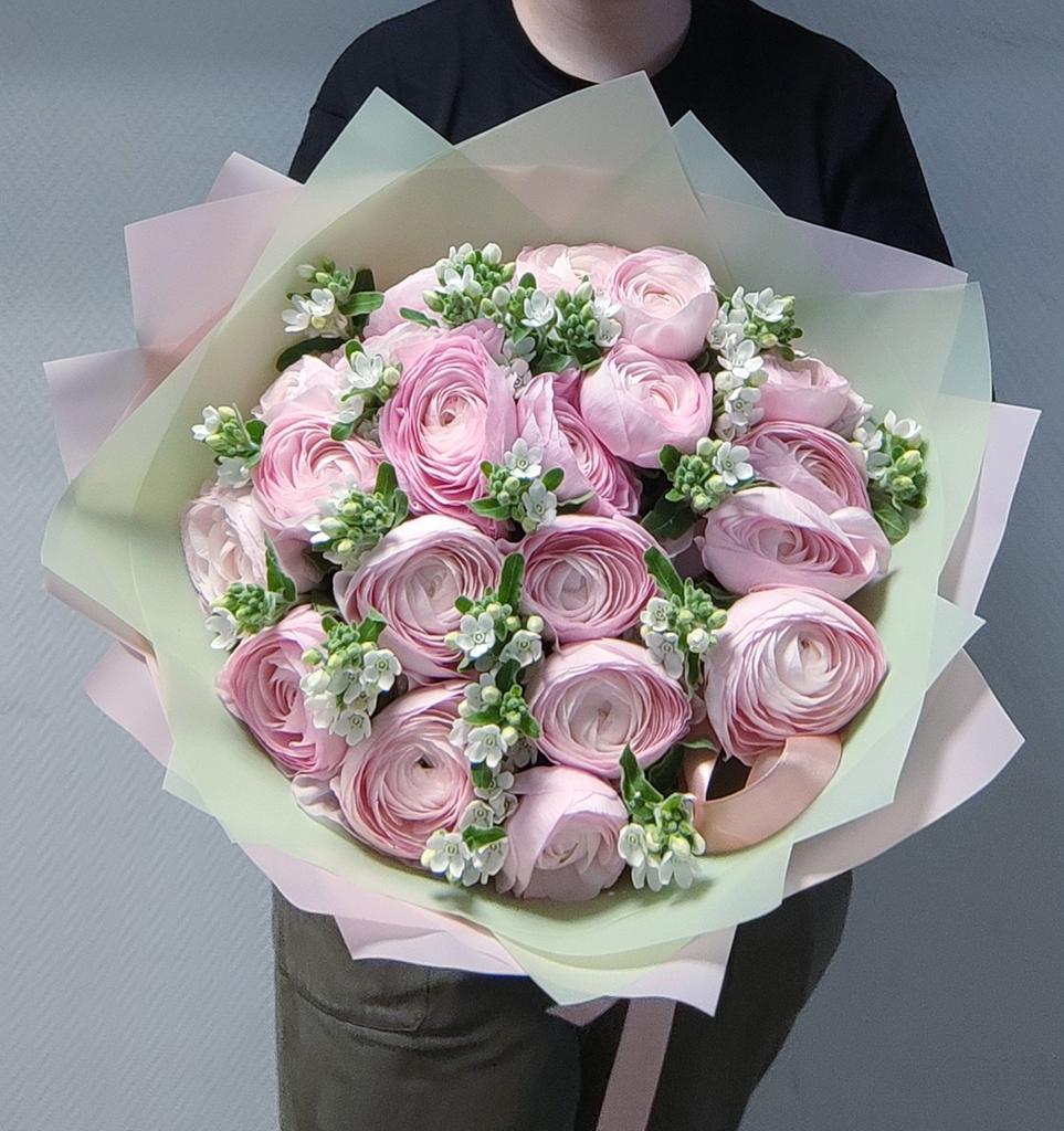 Ранункулюсы и белый оксипеталум