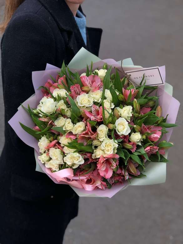 Кустовые розы и альстромерии