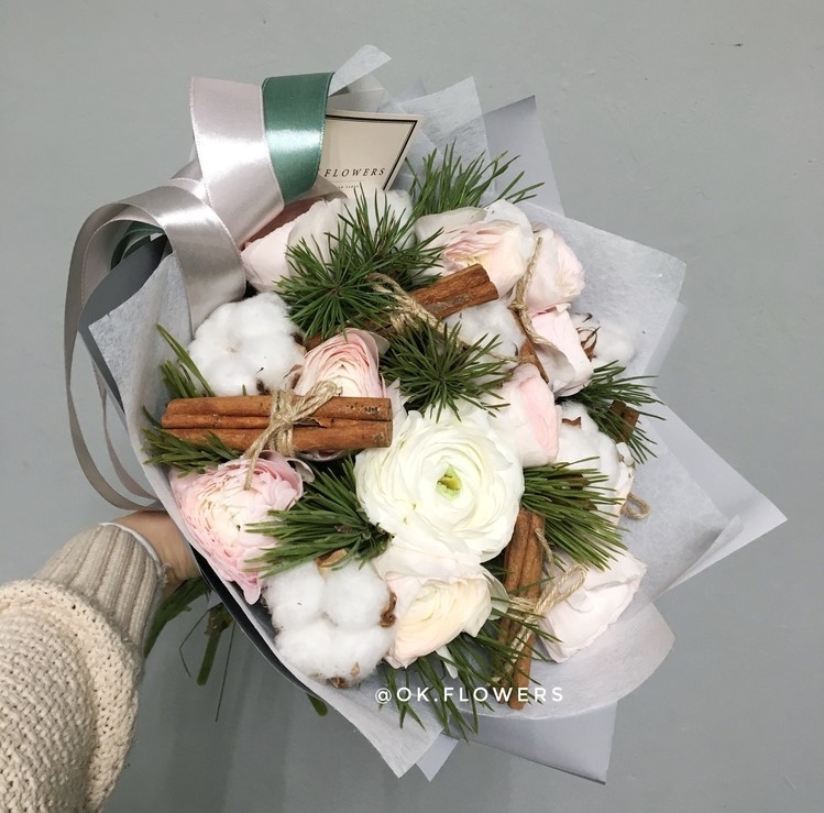 Новогодний букет с ранункулюсами