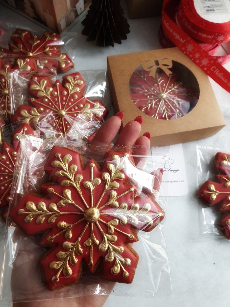 Большая пряничная красная снежинка с золотым узором - штучный пряник