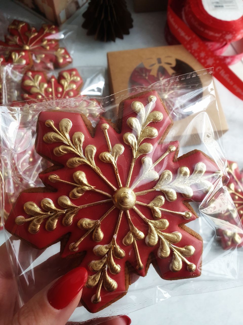 Большая пряничная красная снежинка с золотым узором - штучный пряник