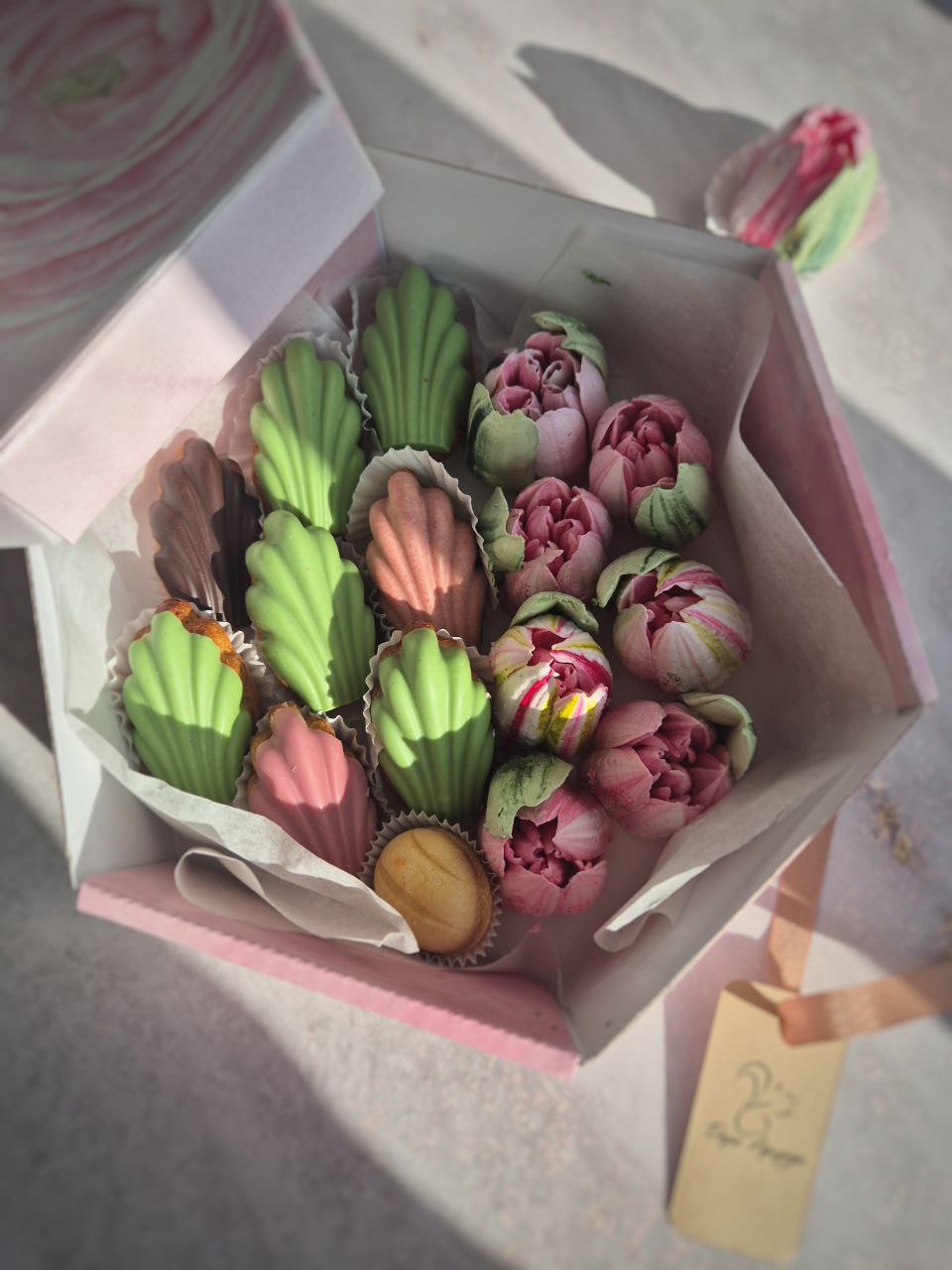 Набор ассорти: зефирные тюльпаны и мадлен или макаронс