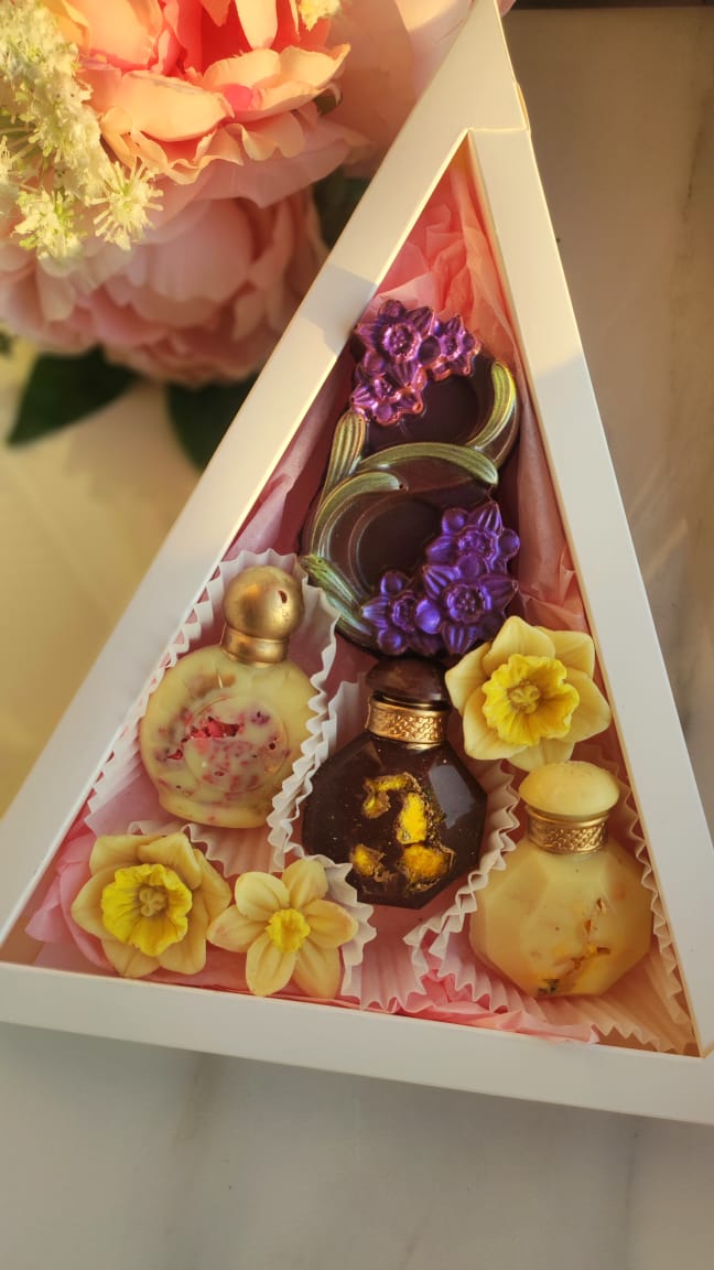 Шоколадный набор к 8 Марта с сублиматами и с шоколадной восьмеркой с начинкой