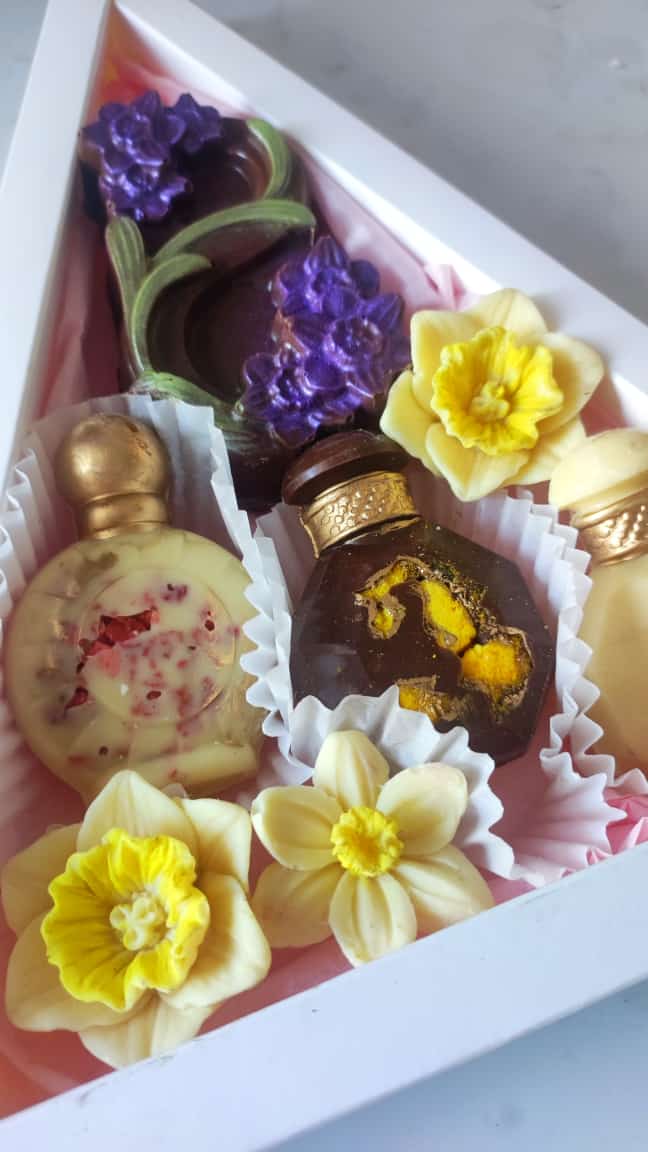 Шоколадный набор к 8 Марта с сублиматами и с шоколадной восьмеркой с начинкой