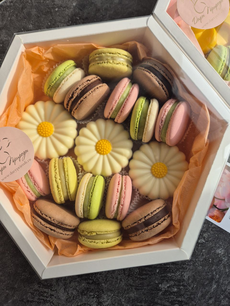 Подарочный набор ассорти к 8 марта с макаронс и печеньем в шоколаде