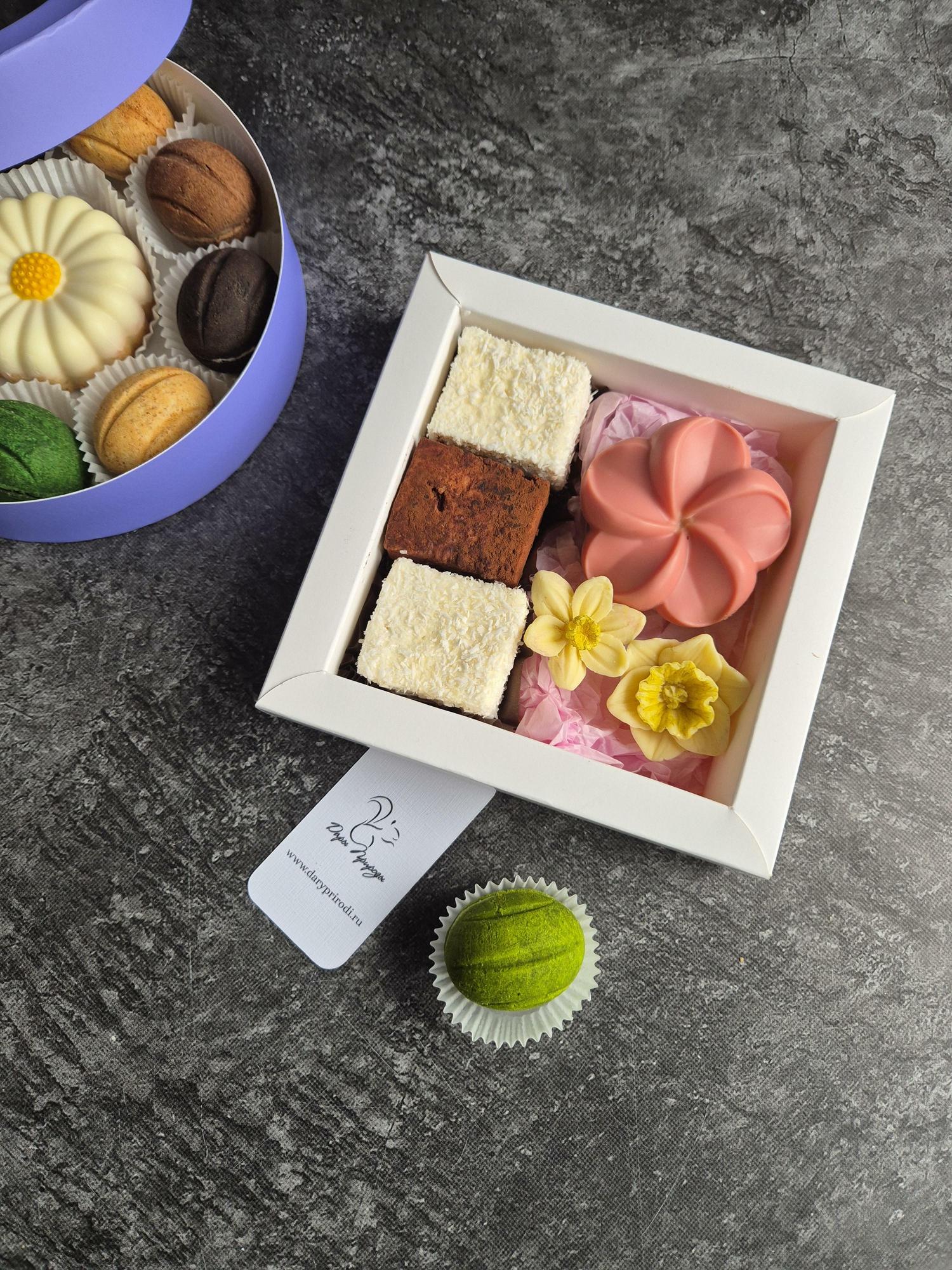 Набор с шоколадной восьмеркой начинкой и птичьим молоком