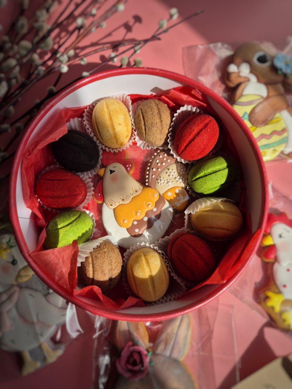Пасхальное ассорти из песочно-миндальных орешков с различными начинками и пряником с ручной росписью