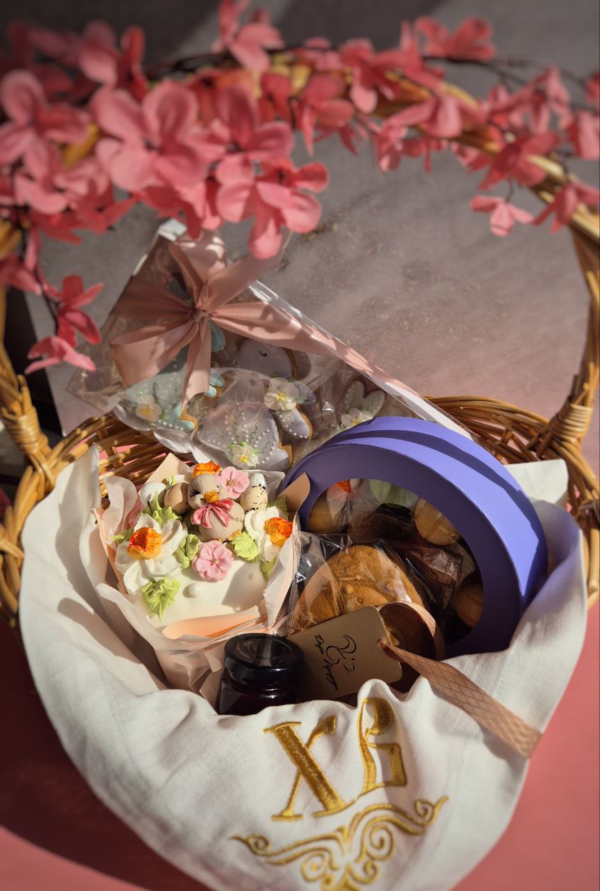 Пасхальные корзины с куличами и сладостями