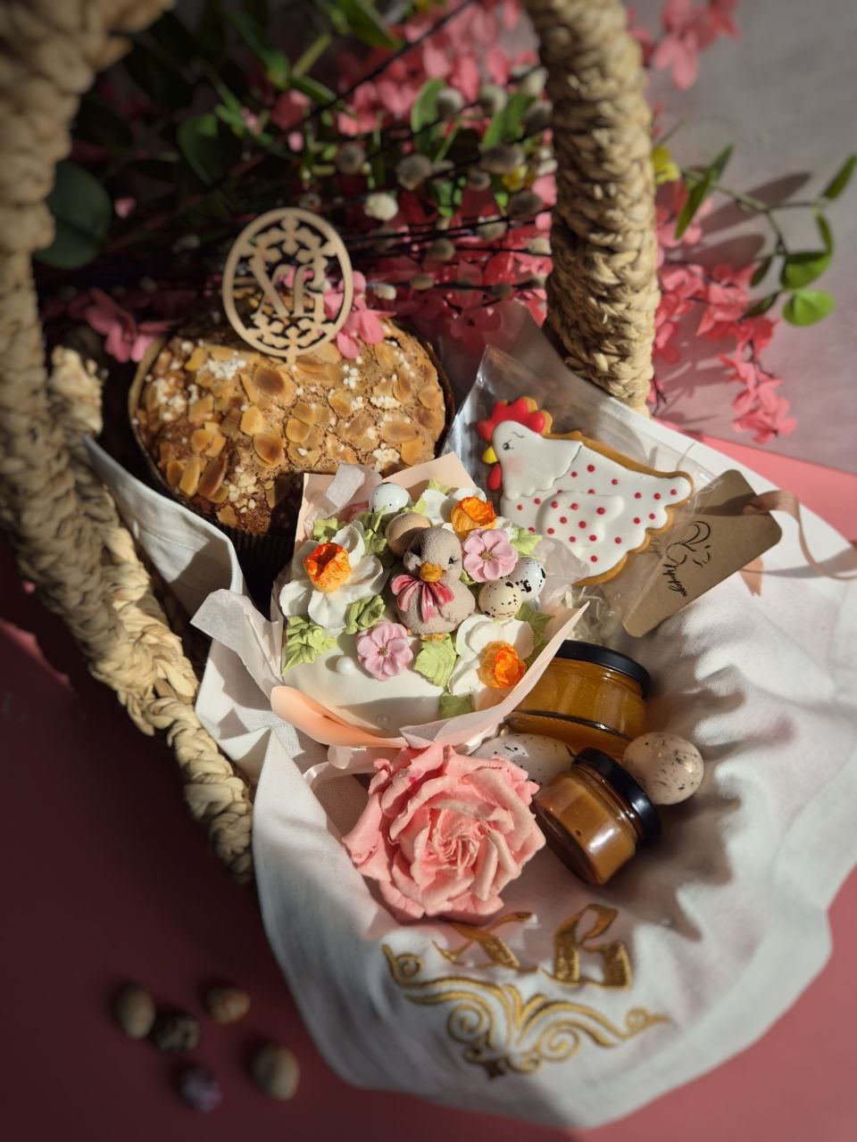 Пасхальные корзины с куличами и сладостями