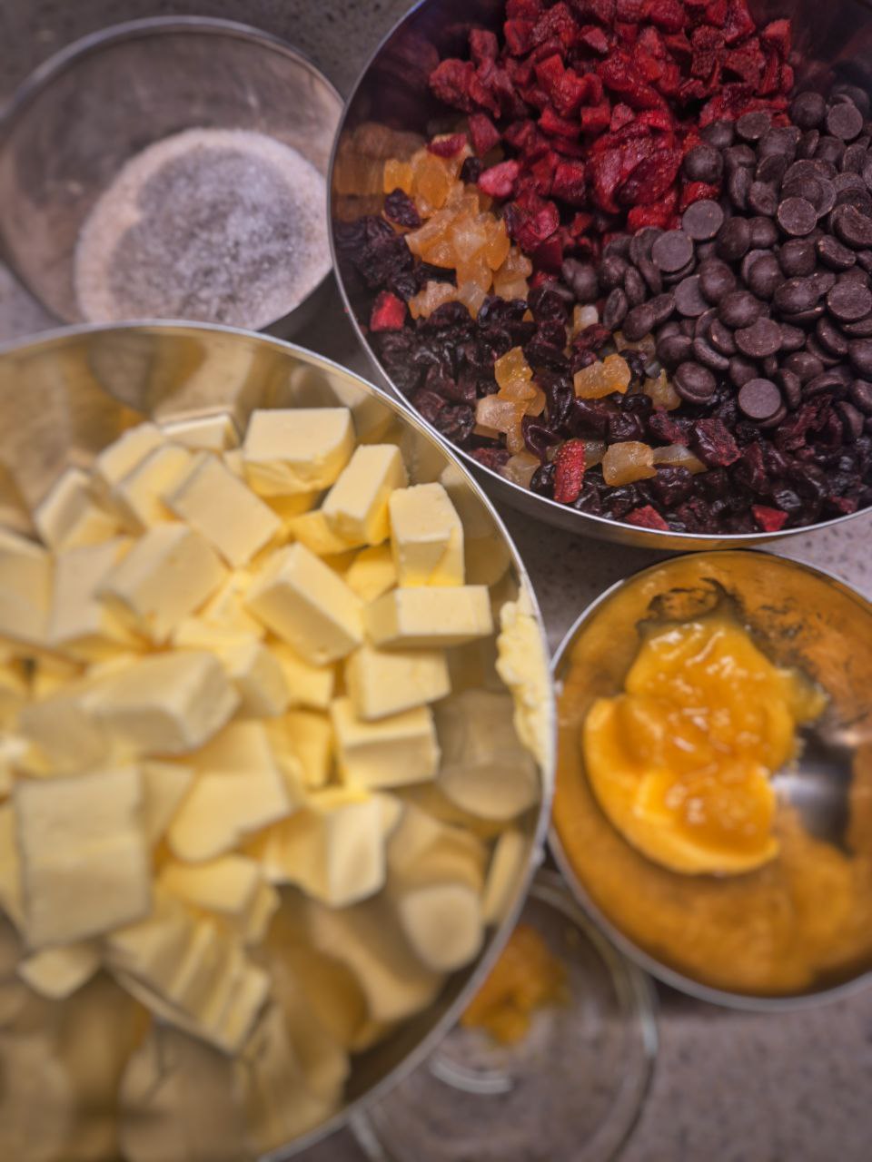 Кулич - панеттоне на закваске левита мадре с цукатами из клубники, вишни, апельсина, а также с горьким бельгийским шоколадом