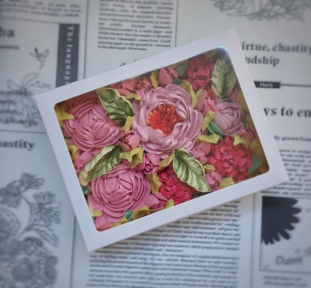 Средние по размеру композиции из зефирных цветов в прямоугольных коробках