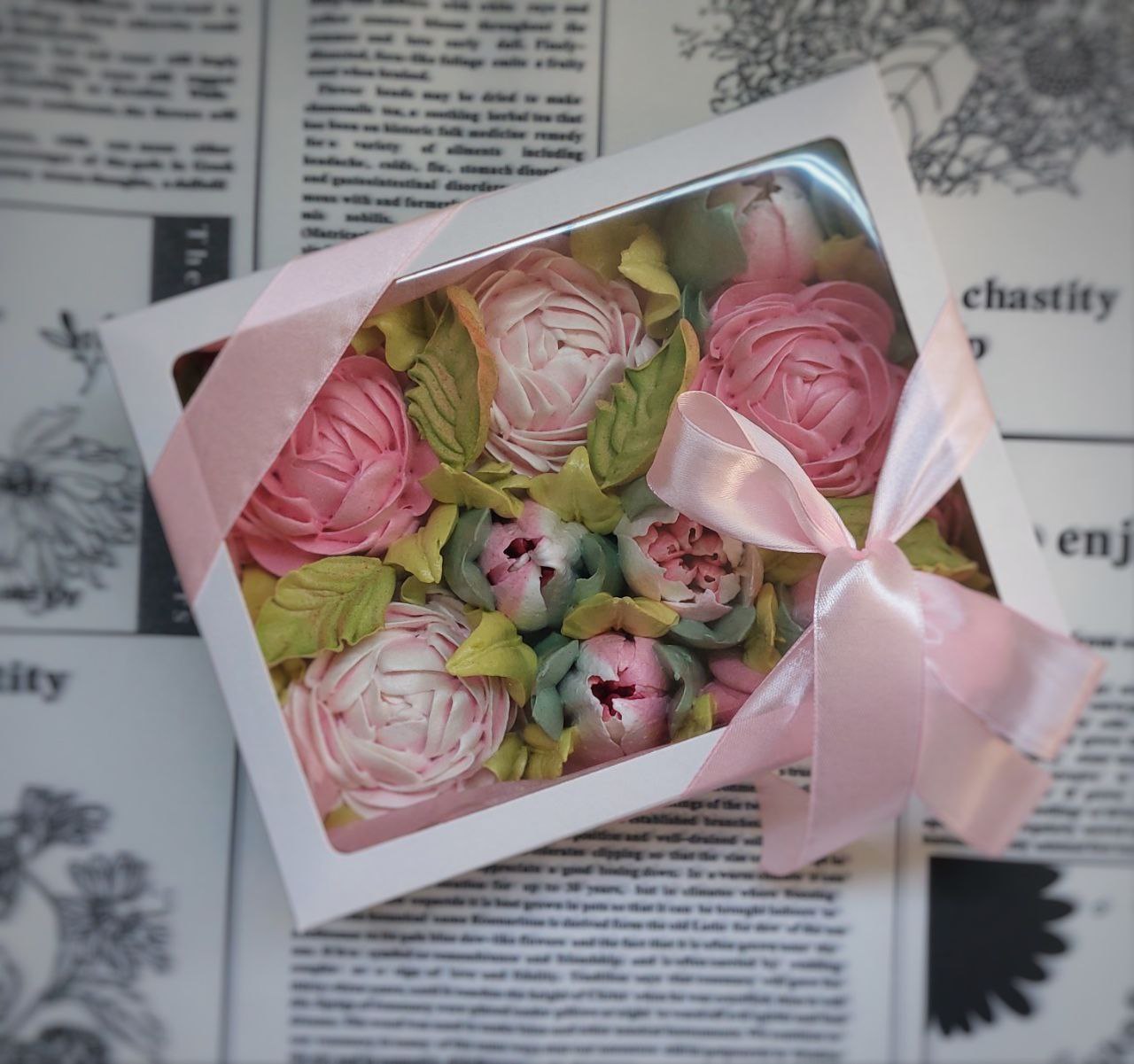 Средние по размеру композиции из зефирных цветов в прямоугольных коробках