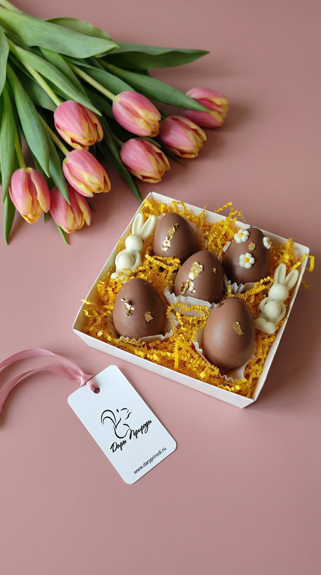 Пасхальный набор из пирожных картошка в форме яиц и шоколадного декора в форме кроликов