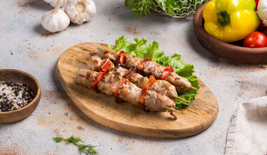 Шашлык свиной с овощами на шпажке, 300 г.