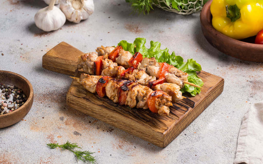 Шашлык куриный с овощами на шпажке, 300 г.