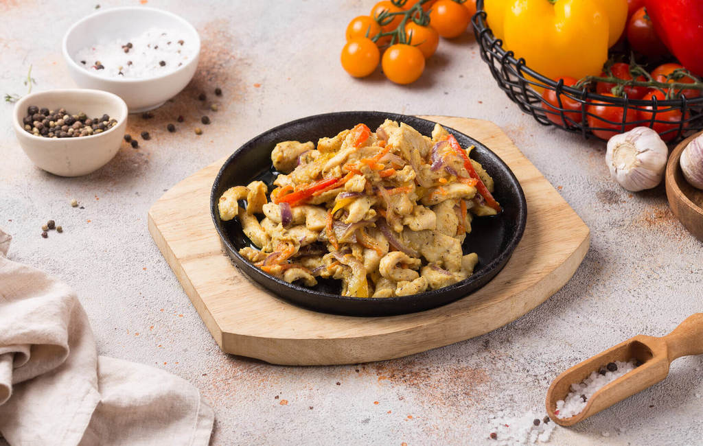 Курица с соусом карри с овощами, 500 г.