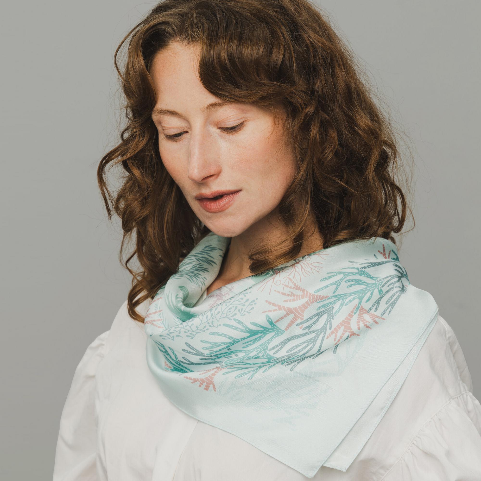 Шелковый платок "Актинии" светлый 65х65 см