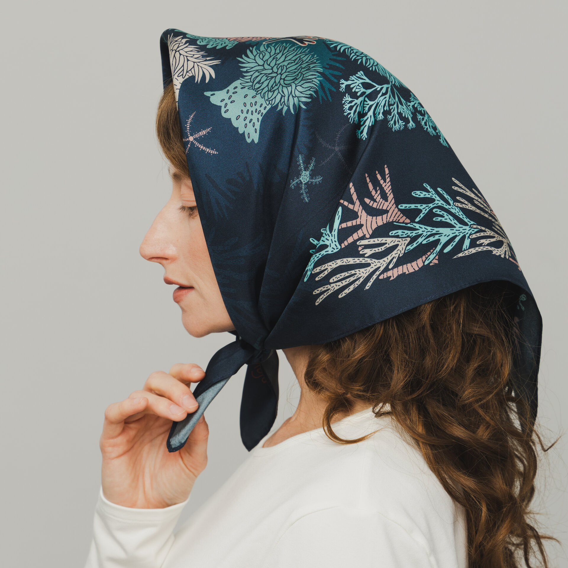 Шелковый платок "Актинии" темный 65х65 см