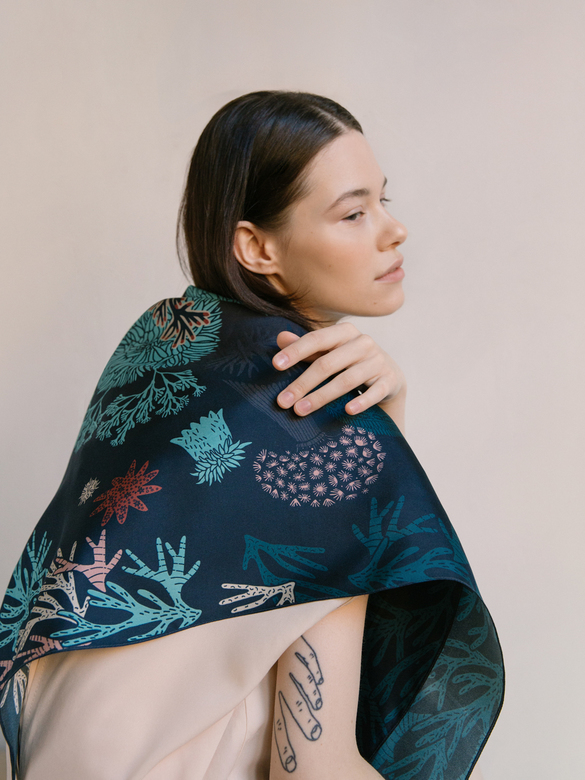 Шелковый платок "Актинии" темный 90х90 см