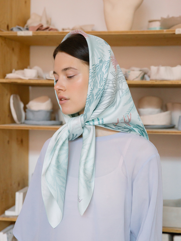 Шелковый платок "Актинии" светлый 90х90 см