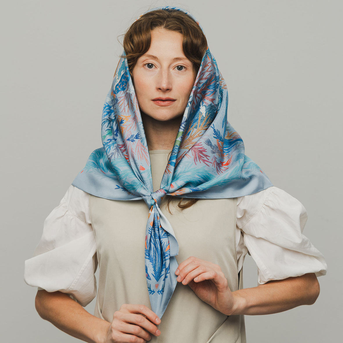 Шелковый платок "Гандвик" серый 90х90 см