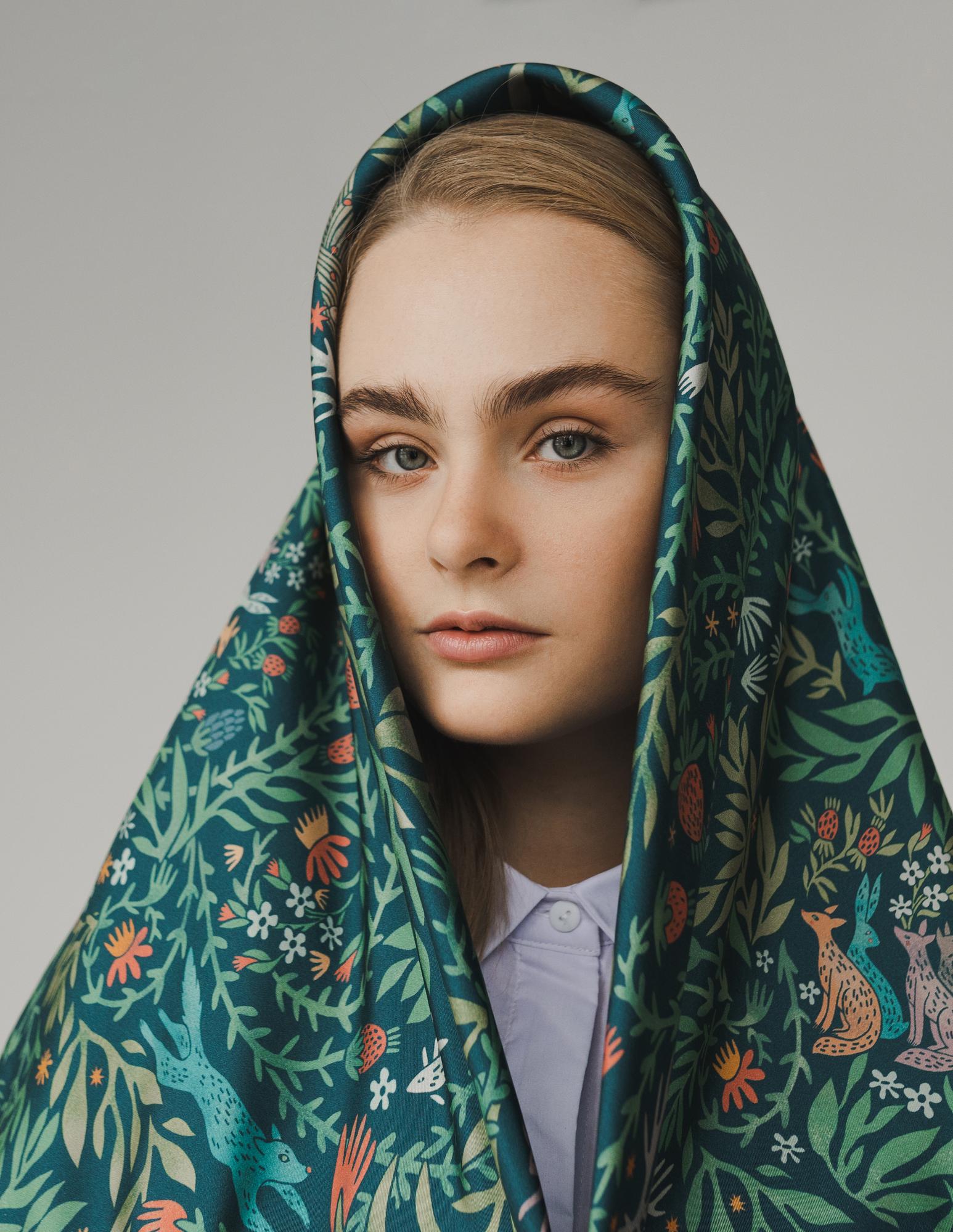 Шелковый платок  "Биармия" зеленый 90х90 см