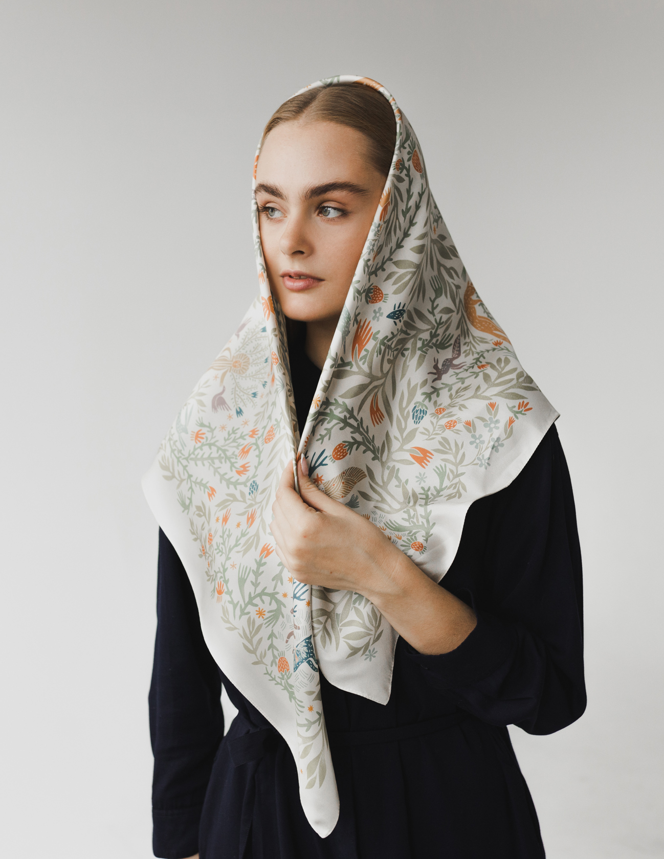 Шелковый платок "Биармия" бежевый 90х90 см