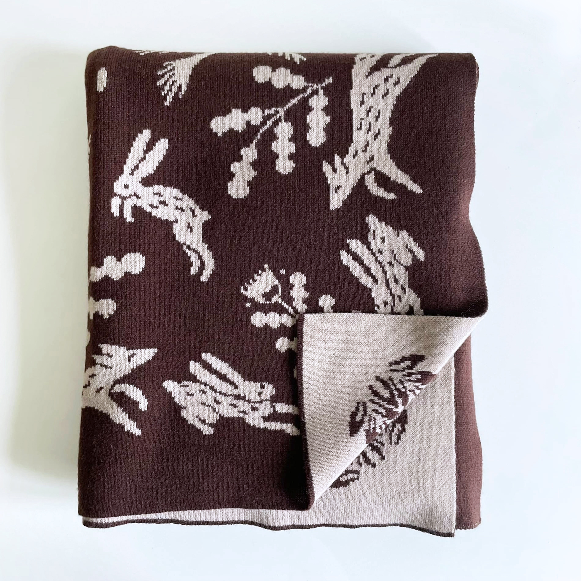 Плед вязаный с авторским принтом "Сосново" Коричневого цвета