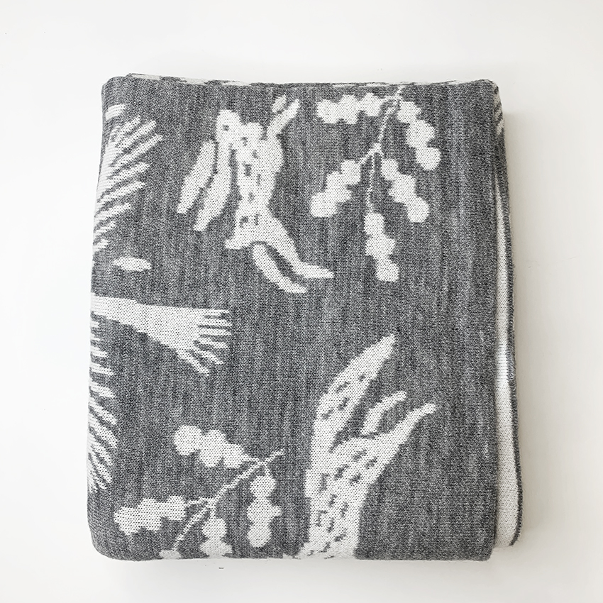 Плед вязаный с авторским принтом "Сосново" Серого цвета