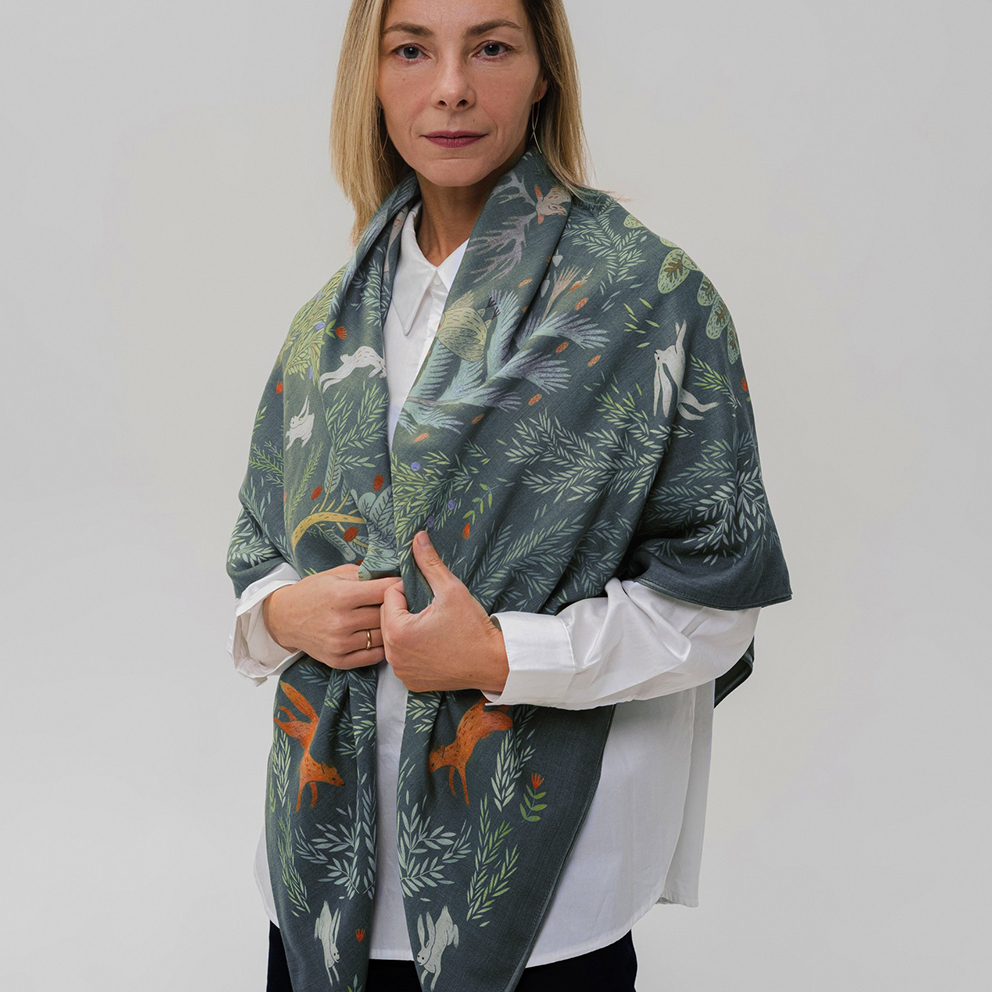 Шерстяная шаль "Сосново" хвойно-зеленый фон