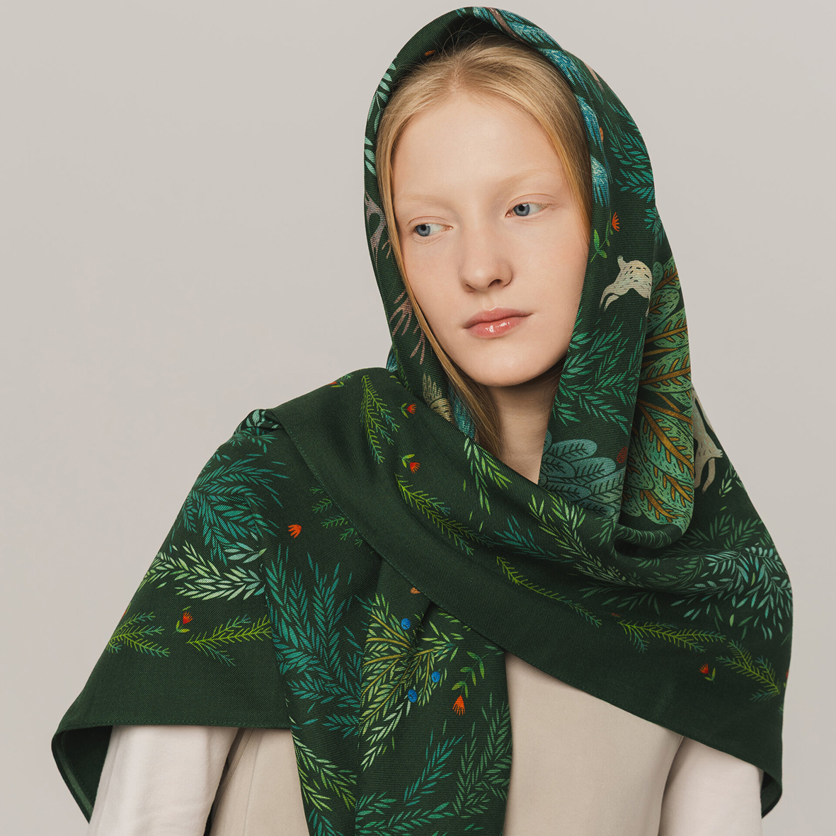 Шерстяная шаль "Сосново" зеленый фон