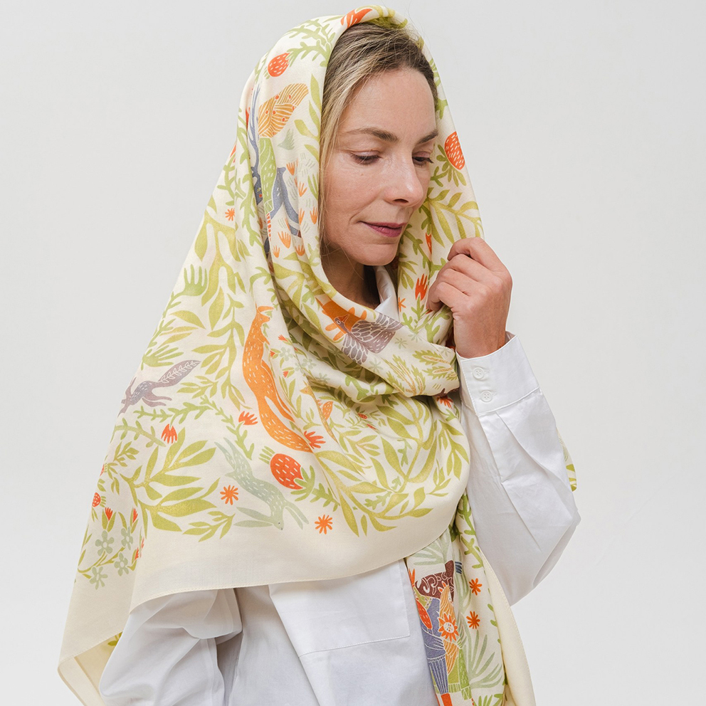 Шерстяная шаль "Биармия" светлый фон