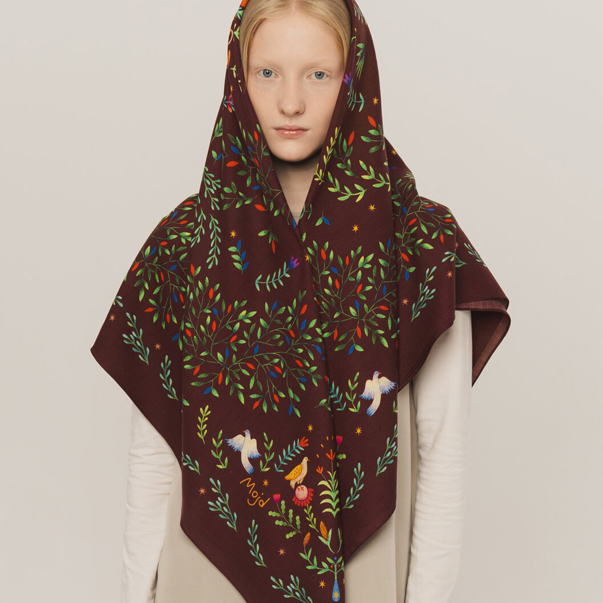 Шерстяная шаль "Керка" бордовый фон