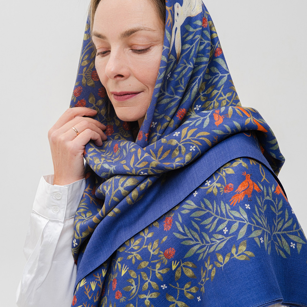 Шерстяная шаль "Шылад" синий фон