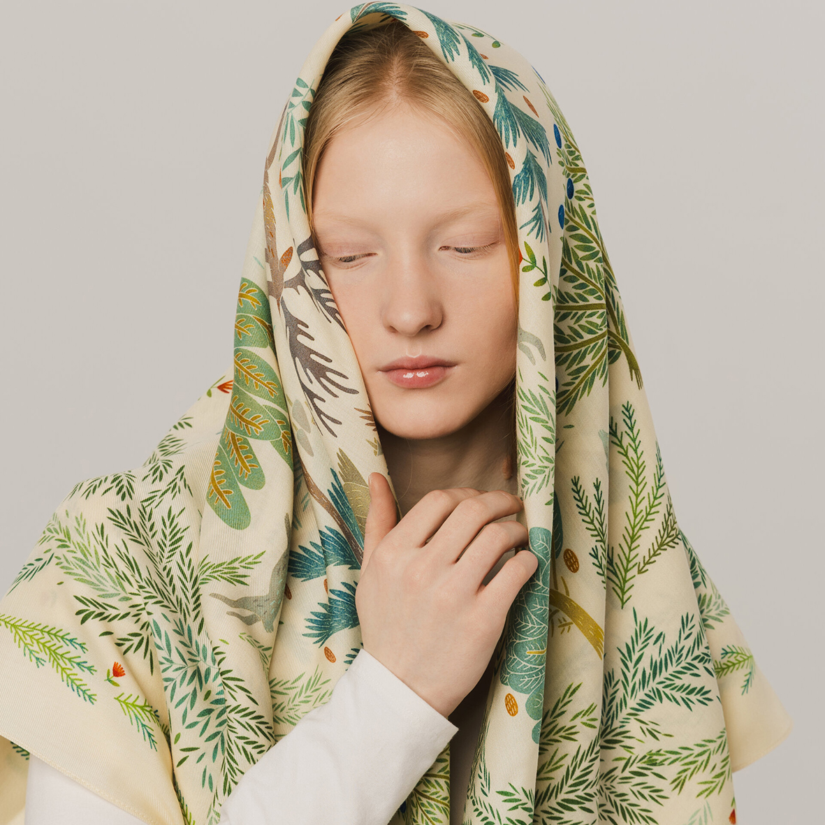 Шерстяная шаль "Сосново" светлый фон