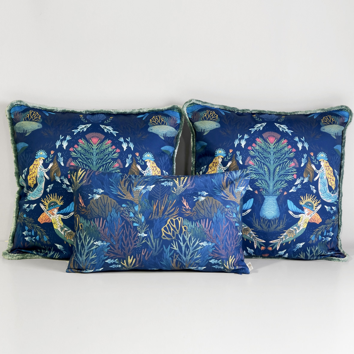 Подушка Гандвик (синий фон)