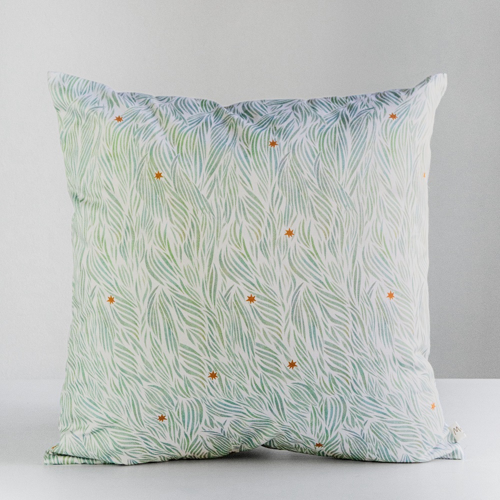 Подушка Руохо на бежевом фоне