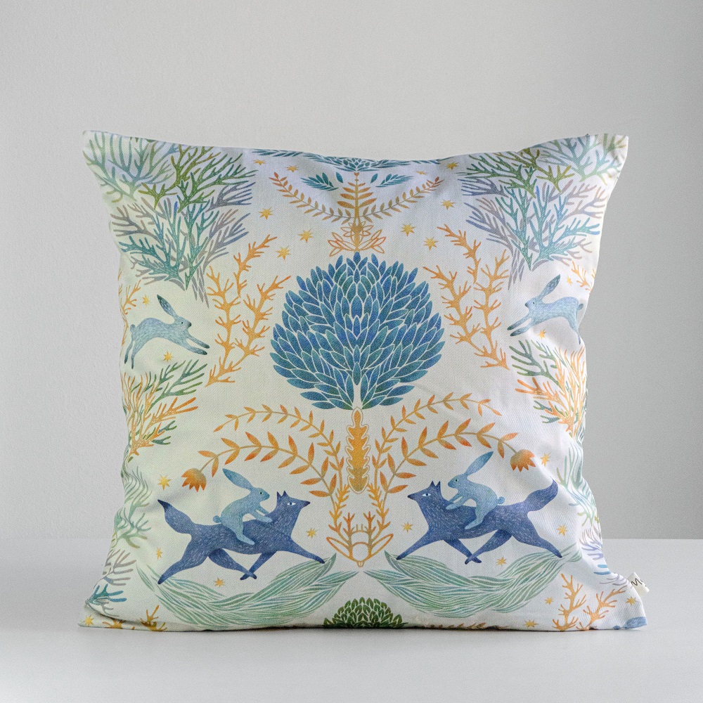 Подушка Метсола на бежевом фоне